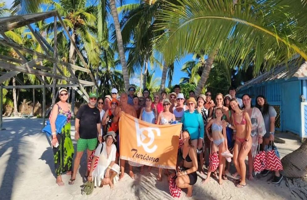 Grupal Turistas de BC turismo en Bayahibe. 2023. bcturismo.com