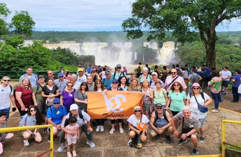 Grupal Turistas de BC turismo en las Cataratas del Iguazú. 2023. bcturismo.com