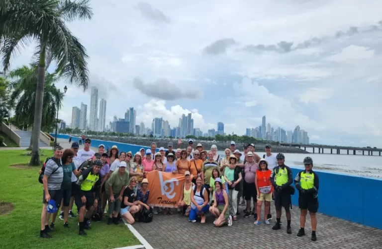 Foto grupal apaisada con las vistas de la ciudad de Panamá