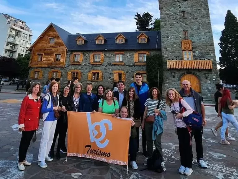turistas de BC Turismo frente a castillo