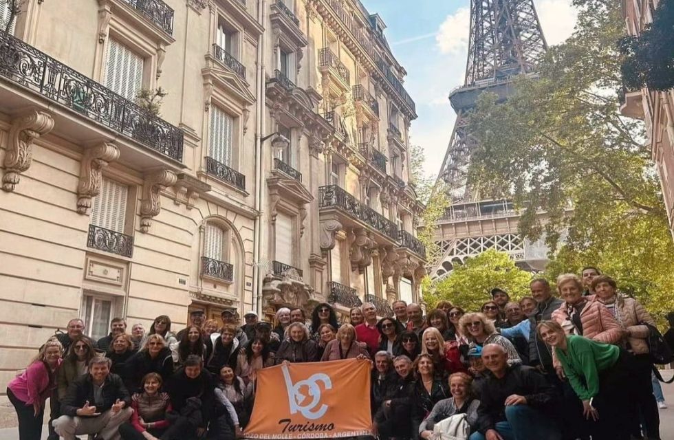 Grupal Turistas de BC turismo en París. 2023. bcturismo.com